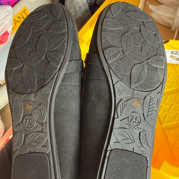 Liz Claiborne slip on shoes - Picture 3 of 4